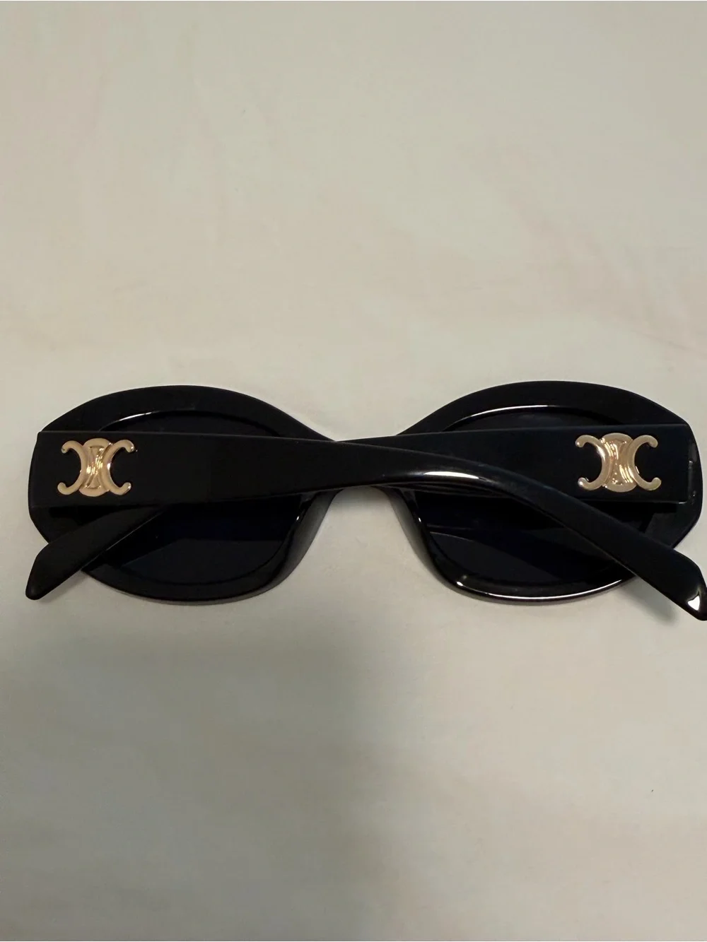 Designer Inspired Classic Black Oval Women's Sunglasses - Picture 2 of 2
